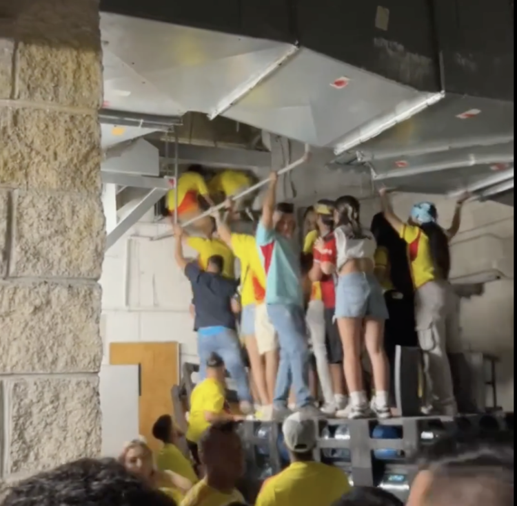 Copa america fans climb